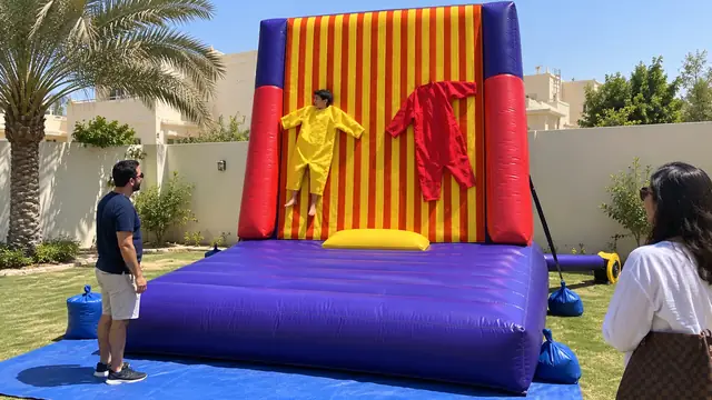 الجدار اللاصق في حفلة أطفال