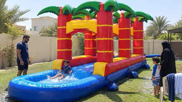 زحليقة النخيل المائية في حفلة أطفال
