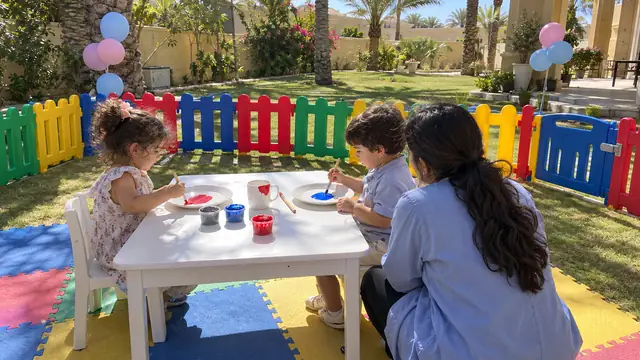 الرسم على الفخار في حفلة أطفال