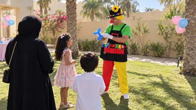 المهرج والبالونات في حفلة أطفال