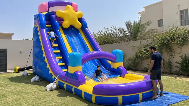 الزحليقة المائية الكبيرة في حفلة أطفال
