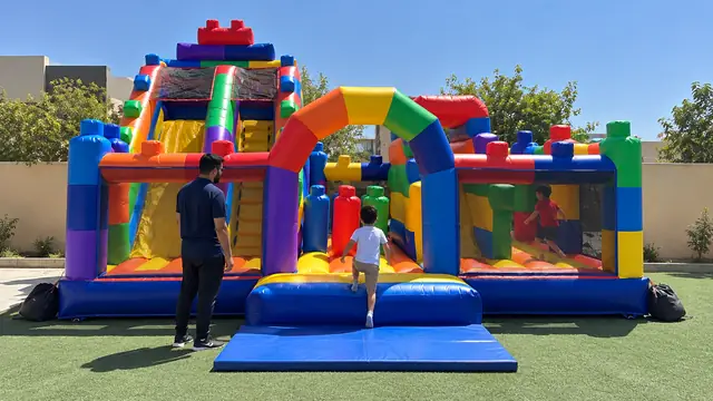 مكعبات الليغو الكبيرة في حفلة أطفال