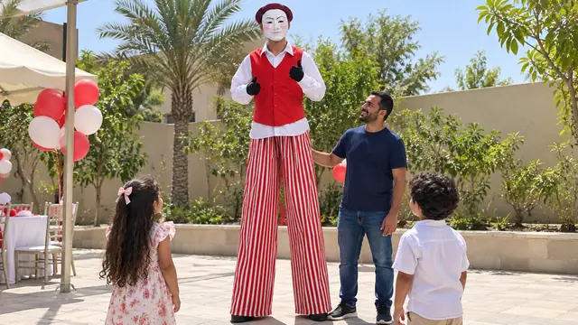 عرض الرجل الطويل في حفلة أطفال
